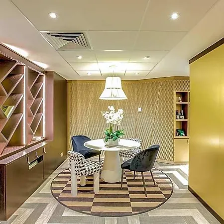 Mercure Arc De Triomphe Etoile Hotel París