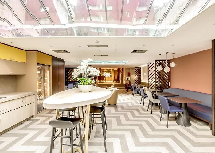 Mercure Arc De Triomphe Etoile Hotel 4*